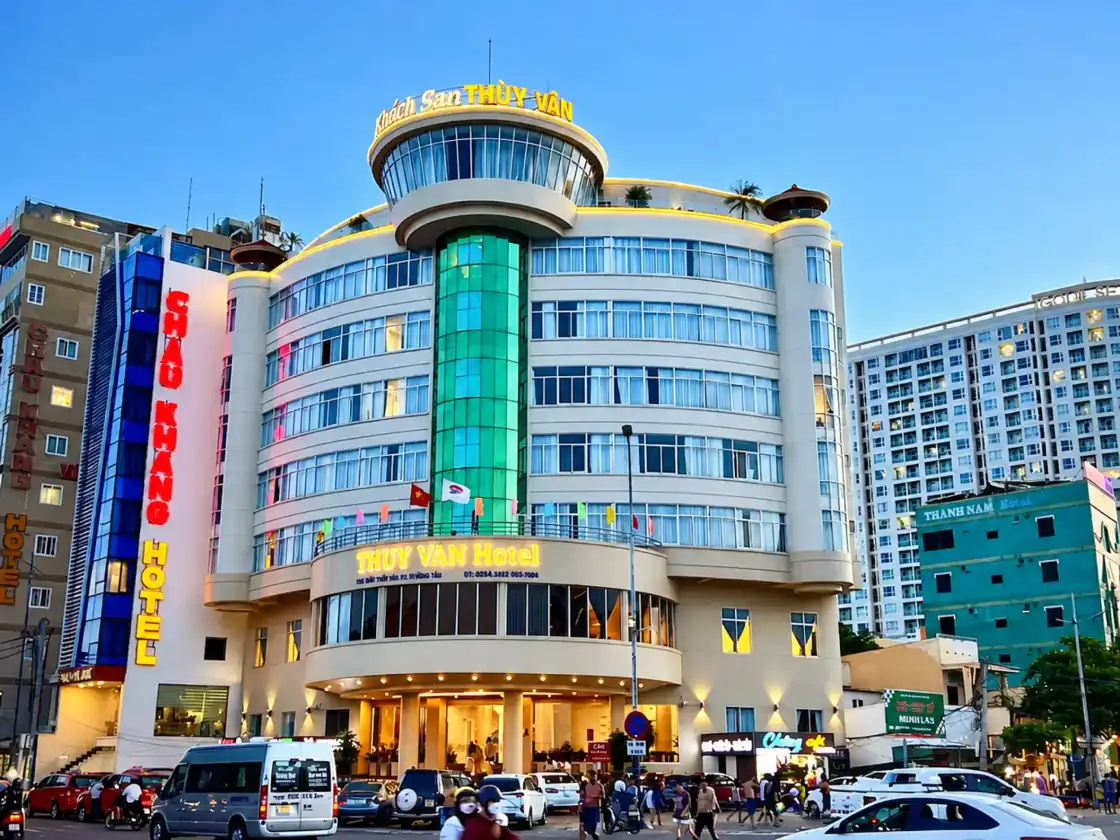 Mặt tiền Khách sạn Thùy Vân trên đường Thùy Vân vào ban ngày